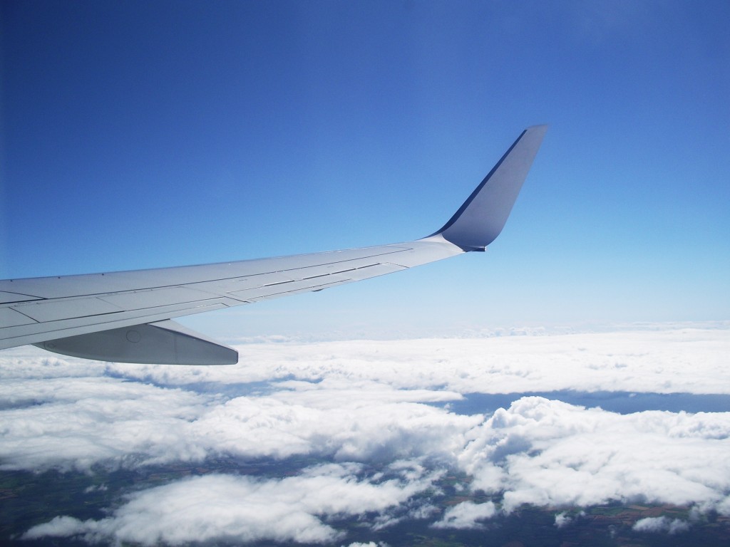 Lange Flugreisen in der Luft sorgen durch die unterschiedlichen Zeitzonen für einen möglichen Jetlag